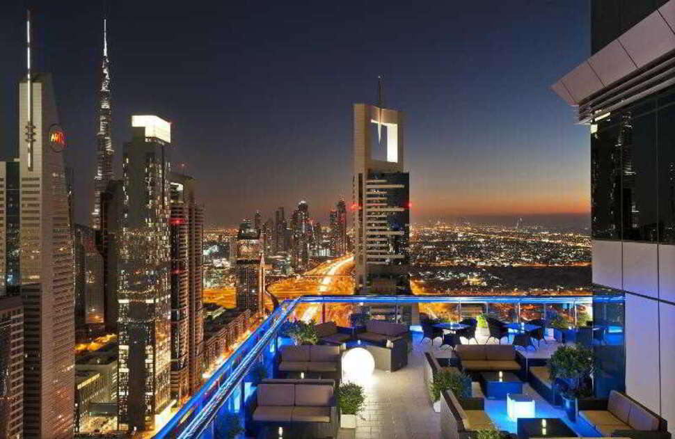 Een foto van het terras bij Four Points by Sheraton Sheikh Zayed Road