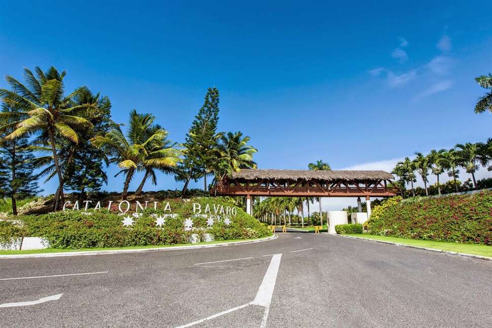 Een foto van de buitenkant van Catalonia Bavaro Beach Golf & Casino Resort