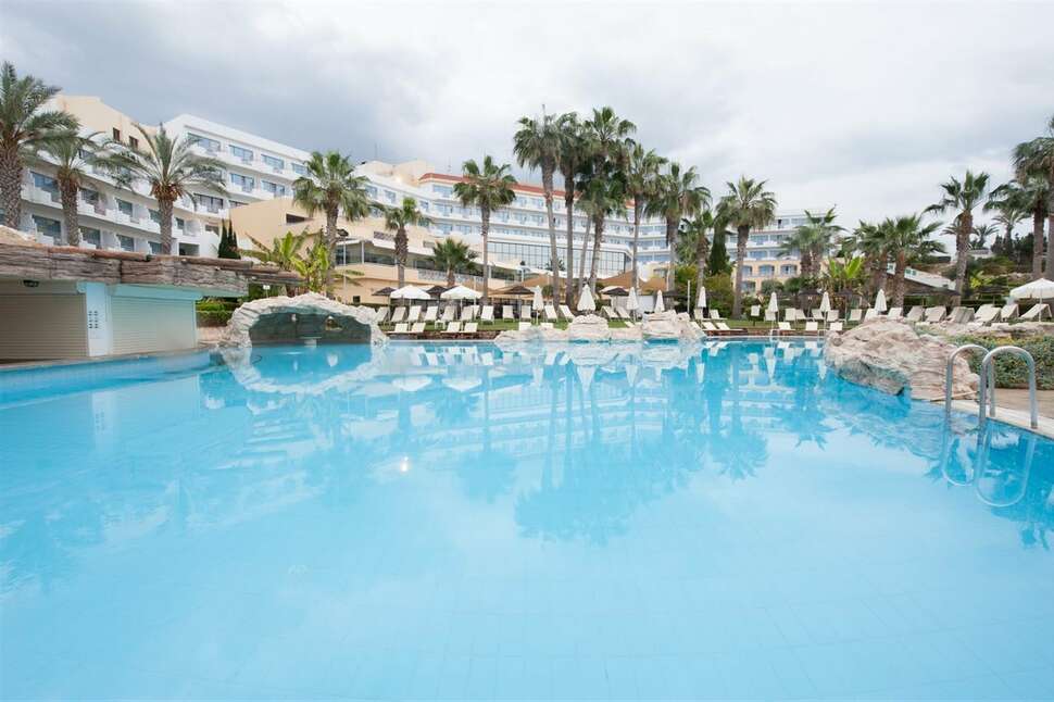 Een foto van het zwembad bij St. George Hotel Spa & Beach Resort