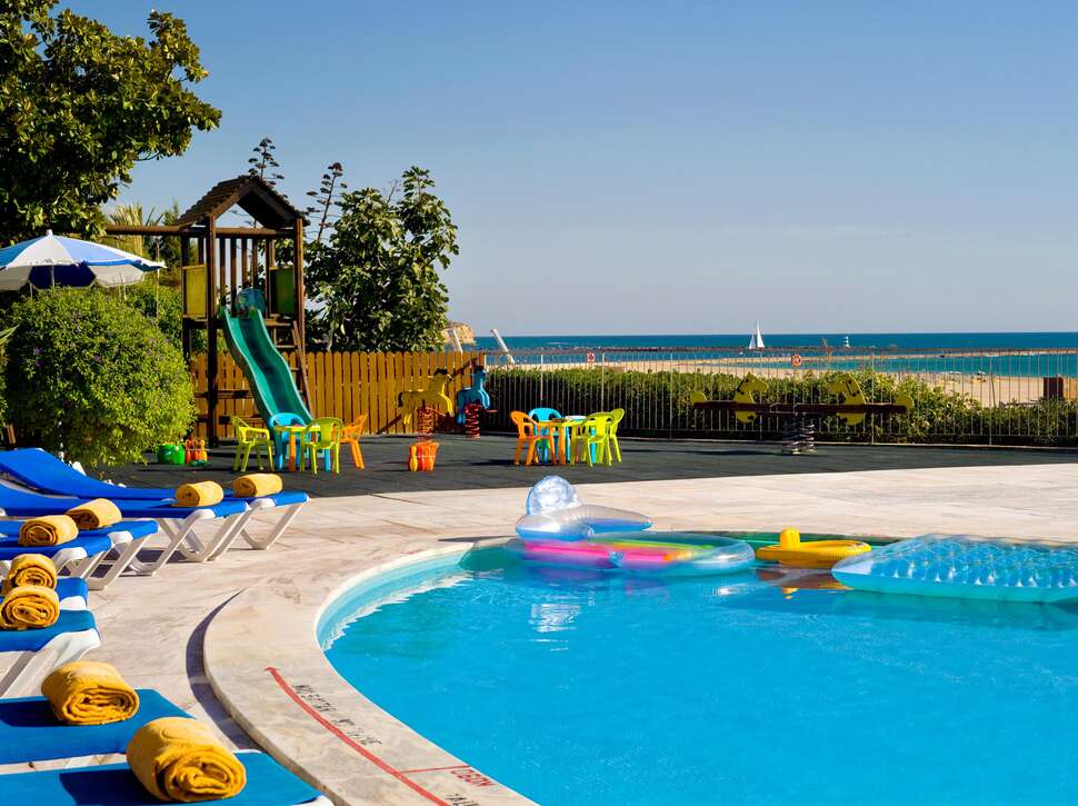 Een foto van het zwembad bij Algarve Casino Hotel