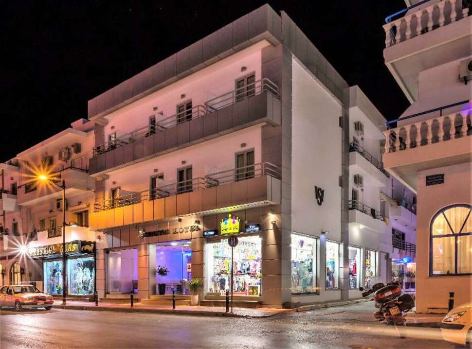 Een foto van de buitenkant van Sergios Hotel