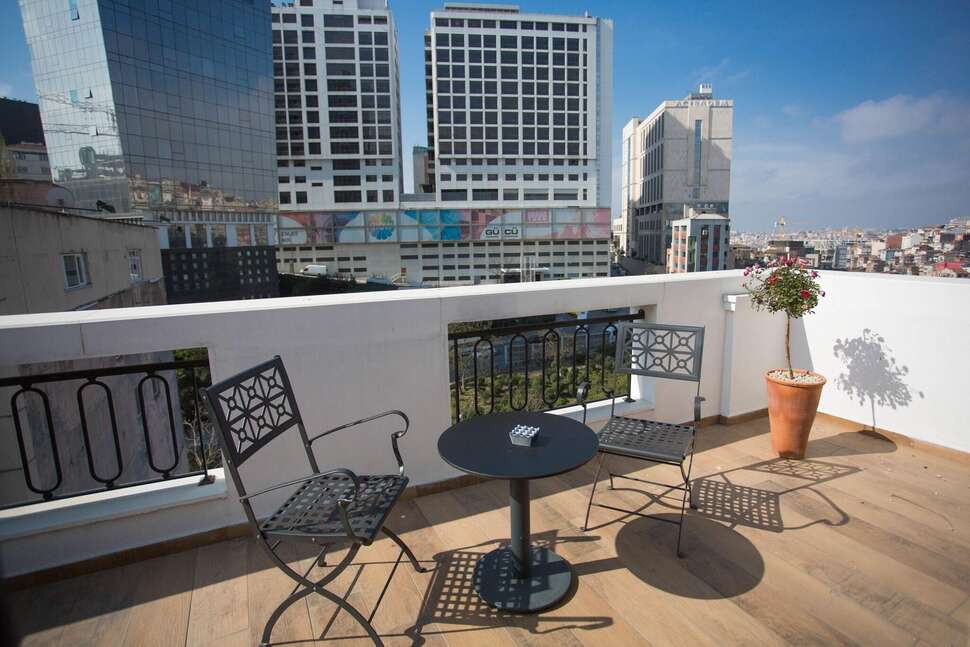Een foto van The White Orient Hotel