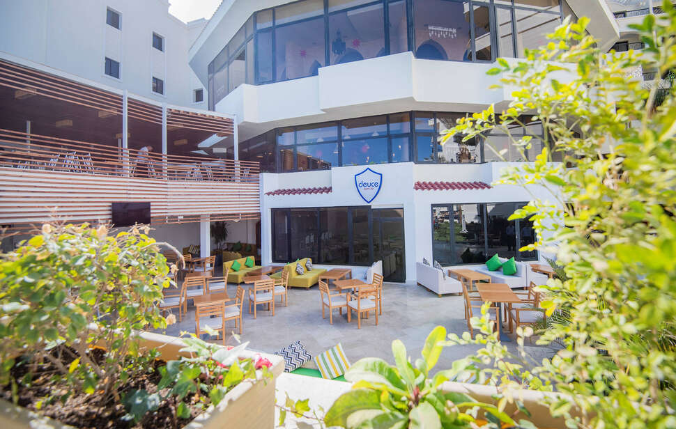 Een foto van het terras bij Sunrise Holidays Resort