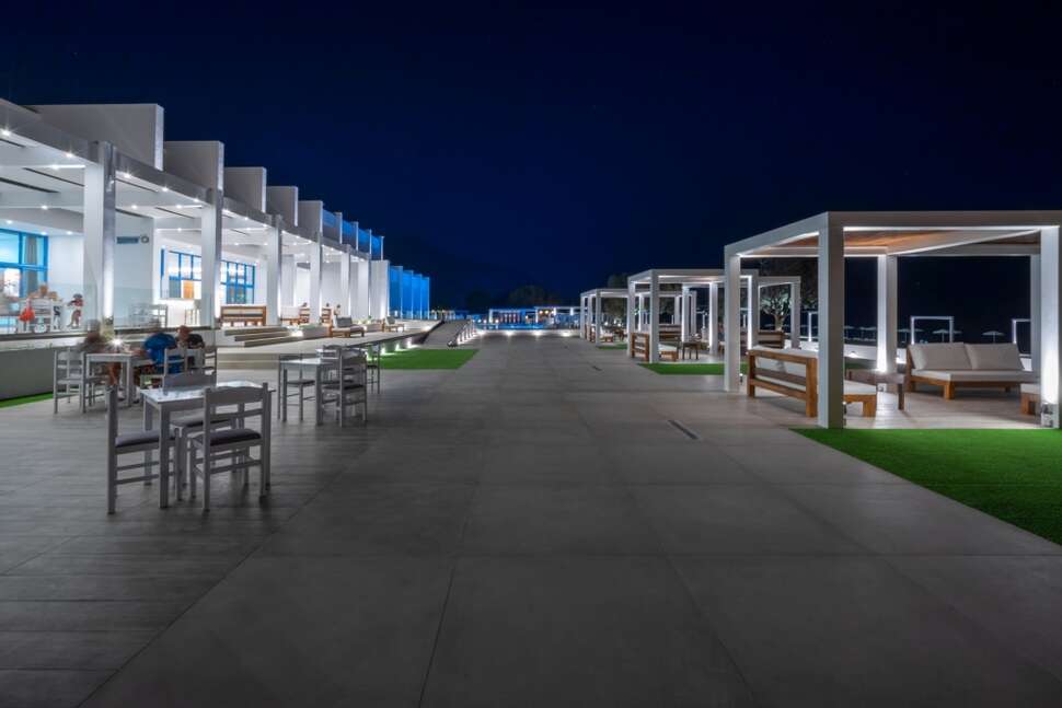 Een foto van het terras bij Kamari Plus Hotel