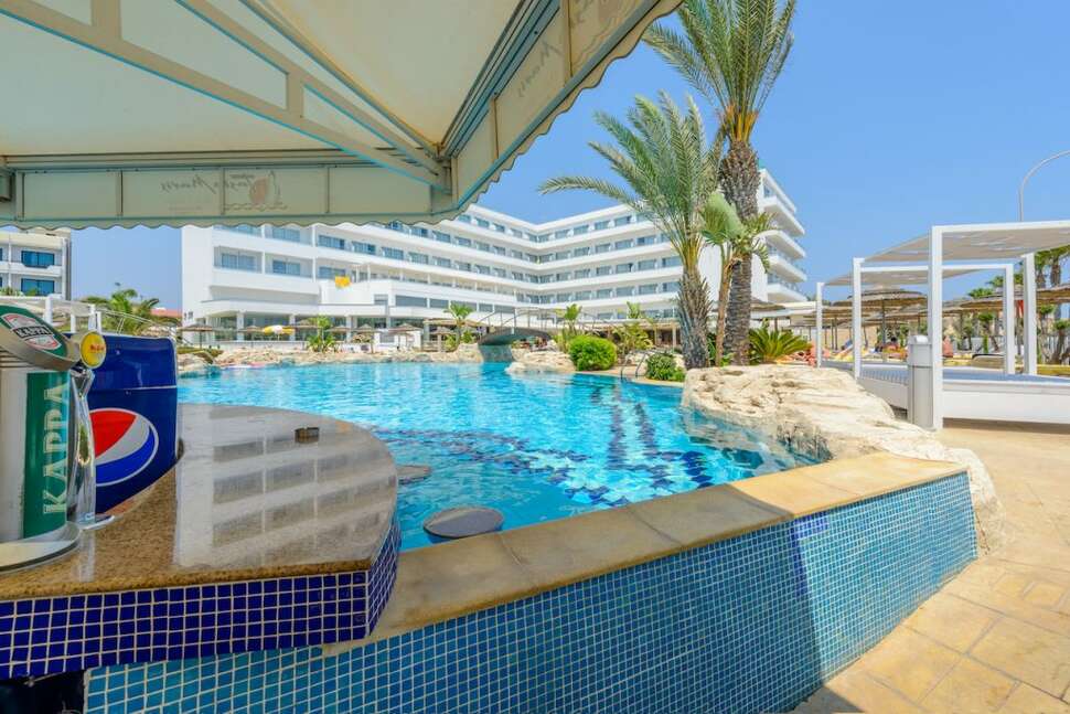Een foto van het zwembad bij Tasia Maris Beach Hotel