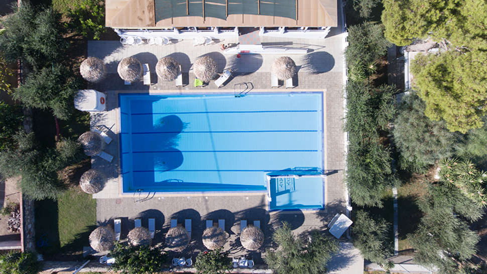 Een foto van het zwembad bij Blue Nest Hotel