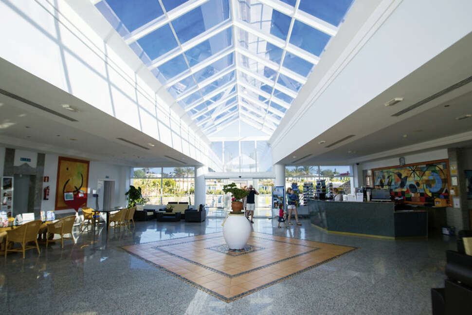 Een foto van het interieur van Club Playa Blanca Hotel