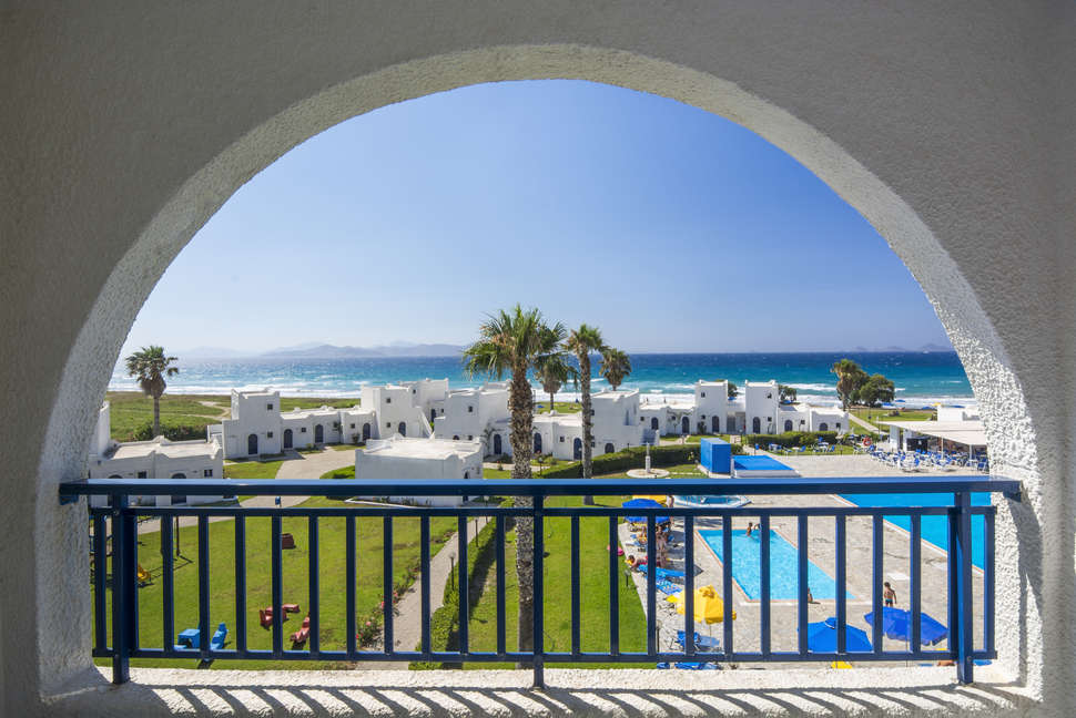 Ein Foto vom Pool im Aeolos Beach Hotel