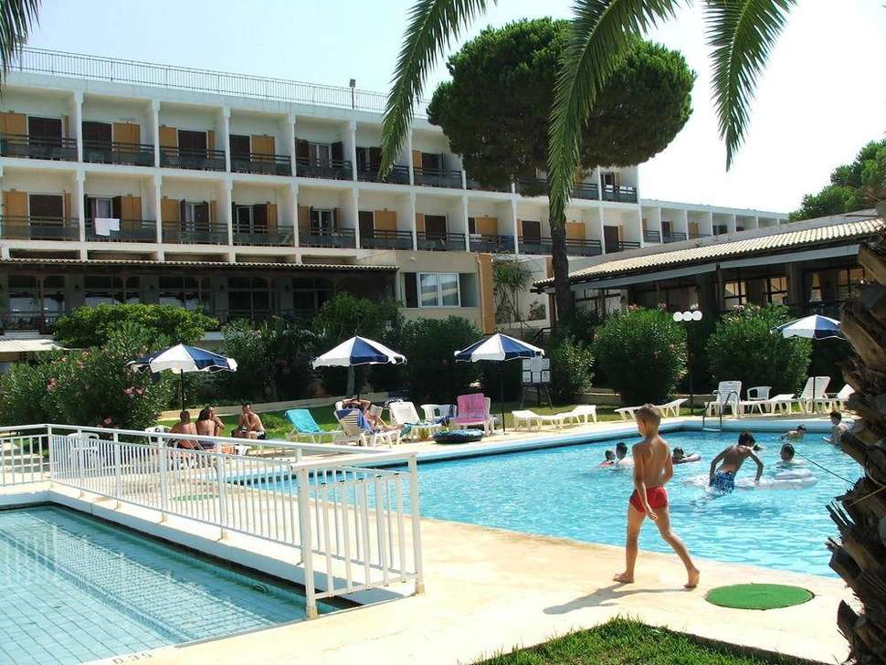 Ein Foto vom Pool im Irinna Hotel