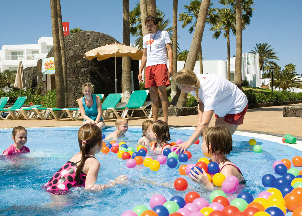 Een foto van het zwembad bij Riu Paraiso Lanzarote Resort