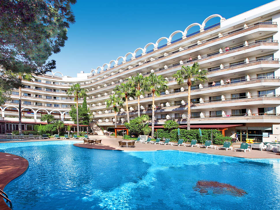 Ein Foto vom Pool im Golden Port Salou & Spa