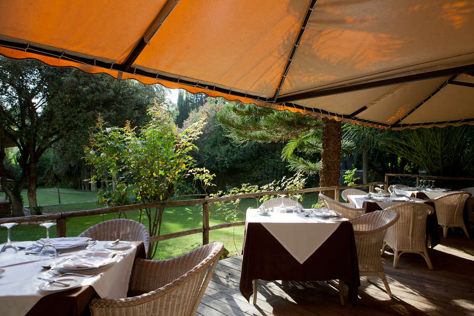 Een foto van het terras bij Hotel Lago Garden Suites & Spa