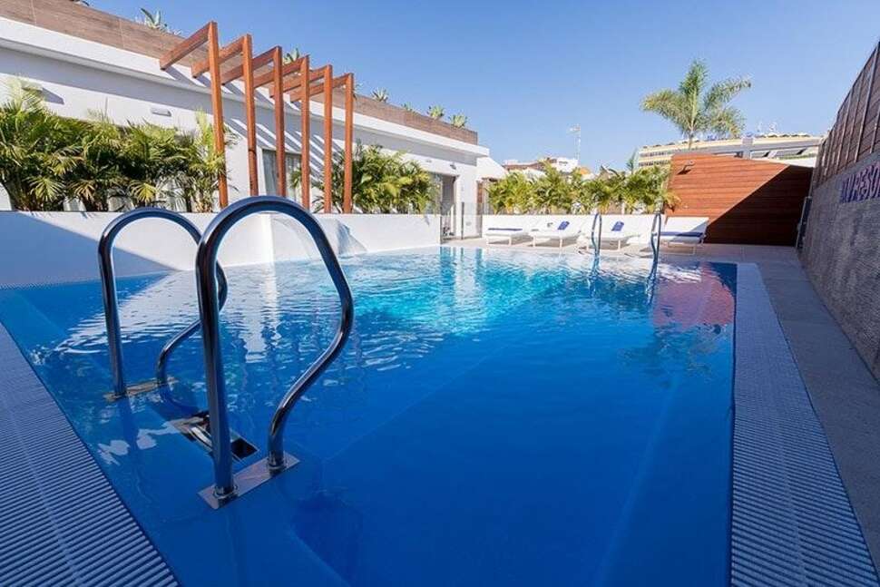 Een foto van het zwembad bij Silvi Villas