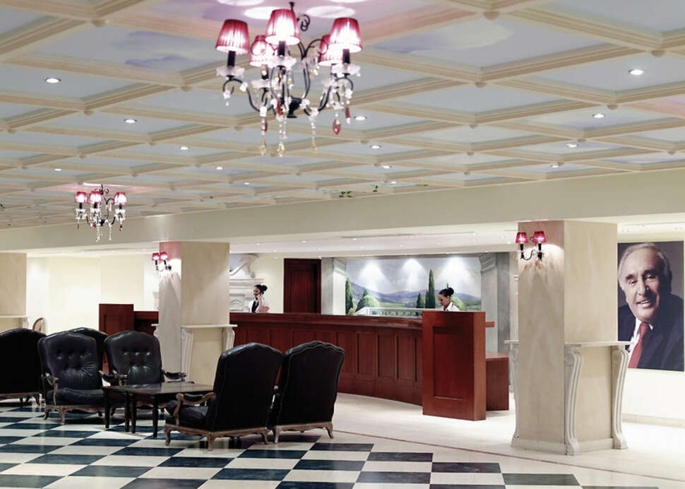 Een foto van het interieur van Roda Beach Resort & Spa