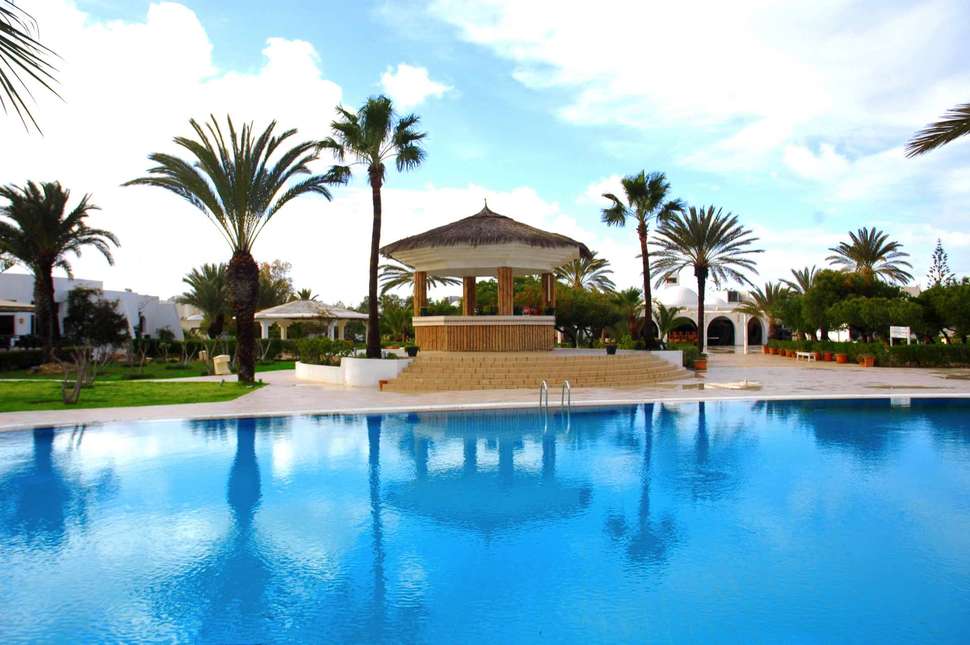 Een foto van het zwembad bij Djerba Plaza Thalasso & Spa