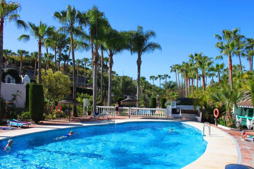 Een foto van het zwembad bij El Capistrano Village