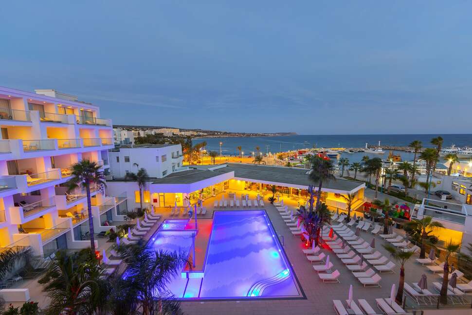 Een foto van het zwembad bij Limanaki Beach Hotel