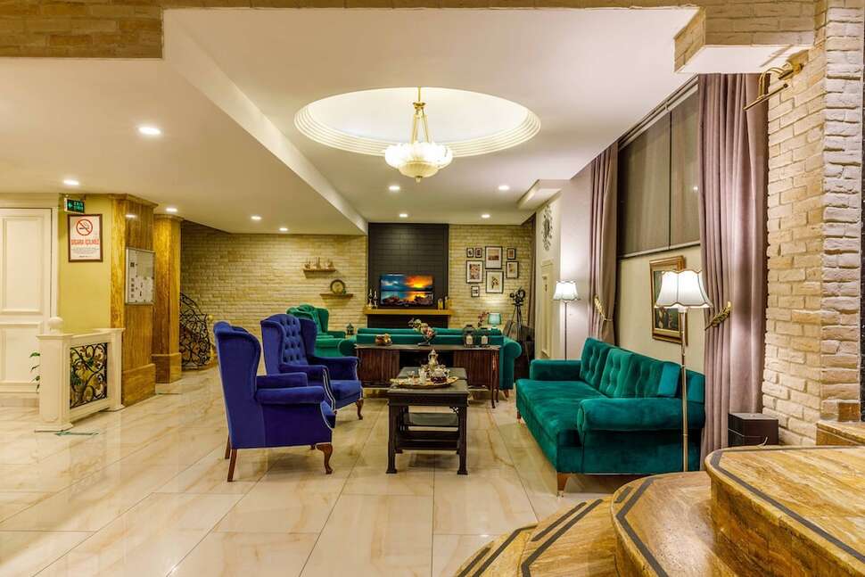 Ein Foto Golden Crown Hotel