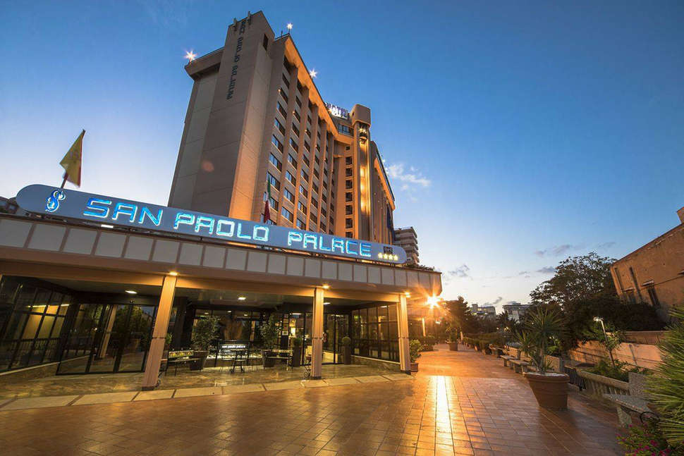 Een foto van de buitenkant van San Paolo Palace Hotel