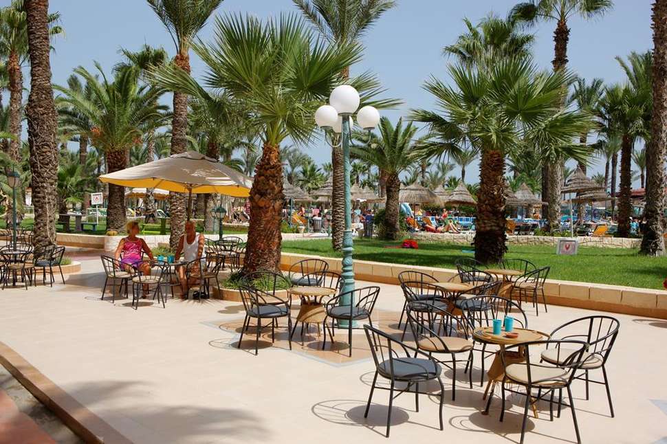 Een foto van het terras bij Riadh Palms