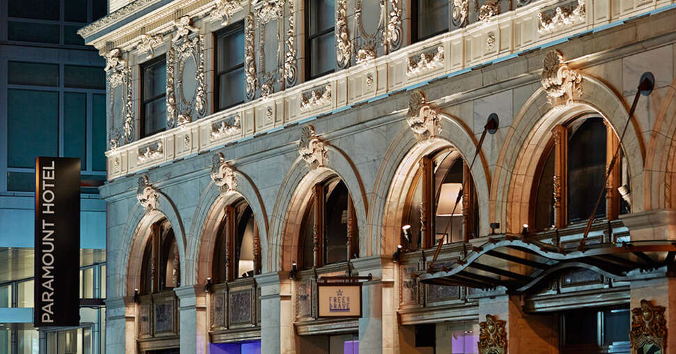 Een foto van de buitenkant van Paramount Hotel New York