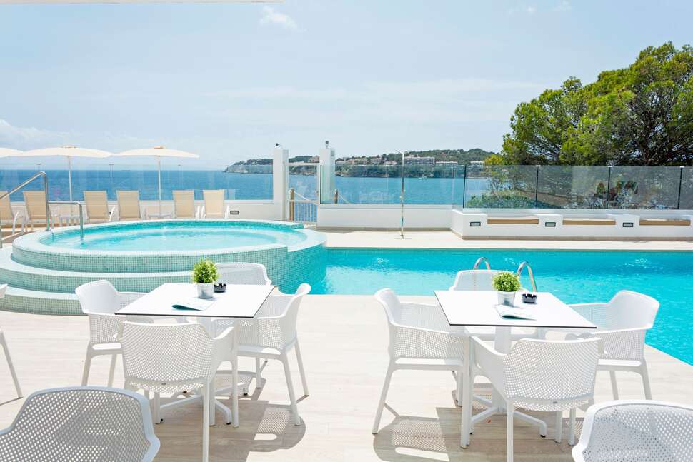 Ein Foto vom Pool im HSM Sandalo Beach