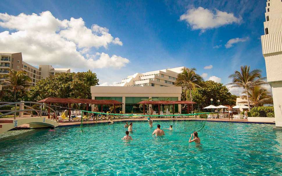 Een foto van het zwembad bij Park Royal Cancun All Inclusive