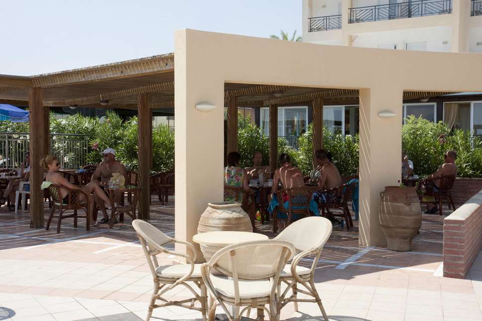 Een foto van het terras bij Hotel Astir Beach