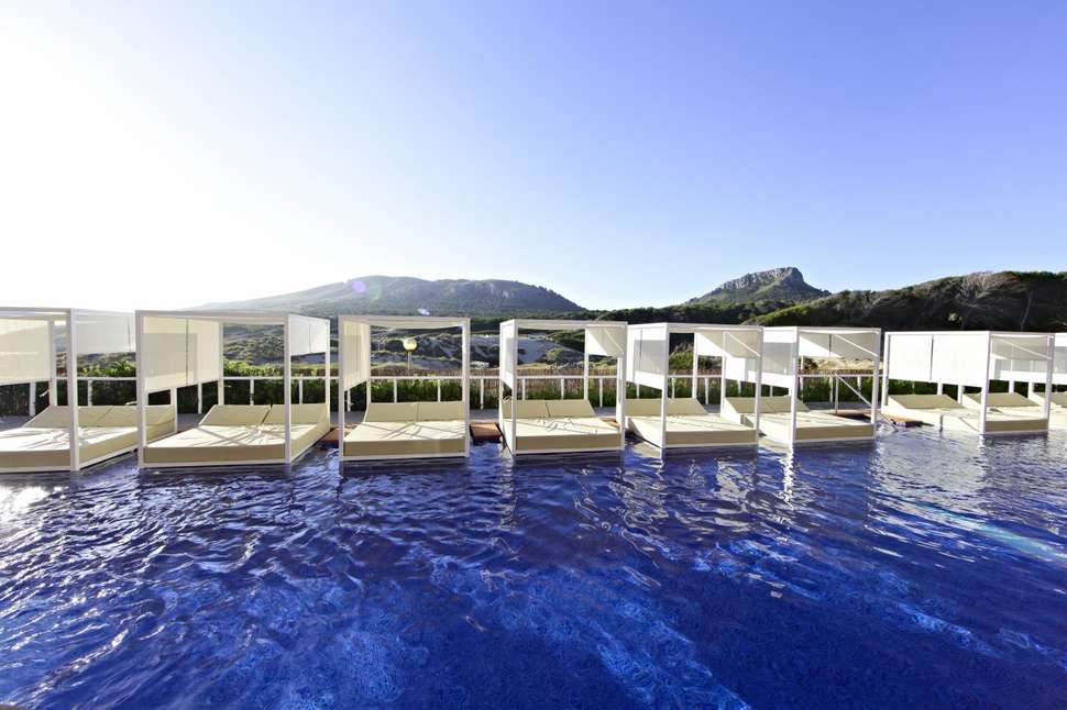 Een foto van het zwembad bij Hotel Zafiro Cala Mesquida