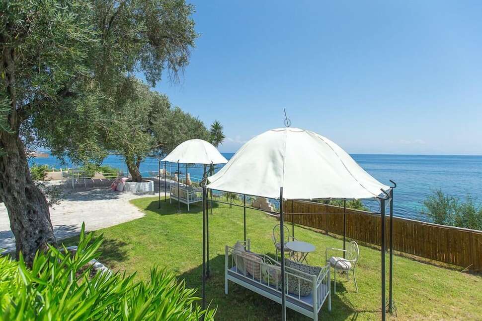 Een foto van het terras bij Aurora Beach Hotel