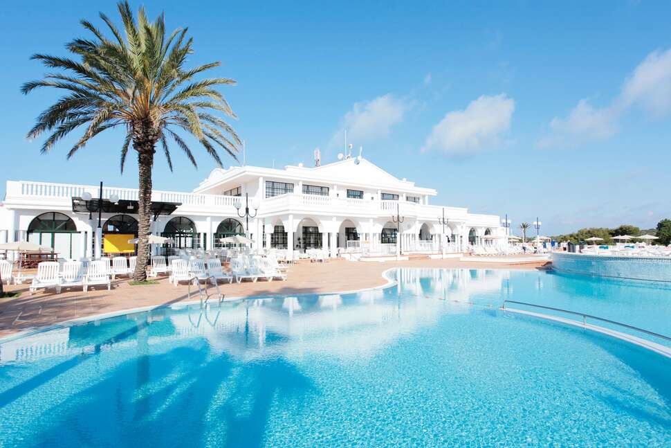 Een foto van het zwembad bij Grupotel Mar de Menorca