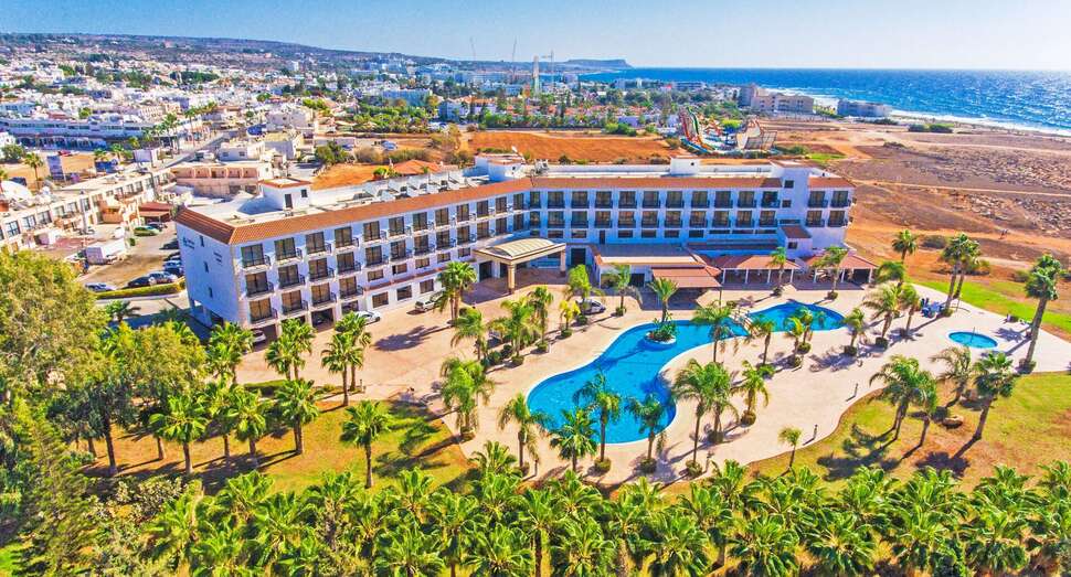Een foto van het zwembad bij Anmaria Beach Hotel