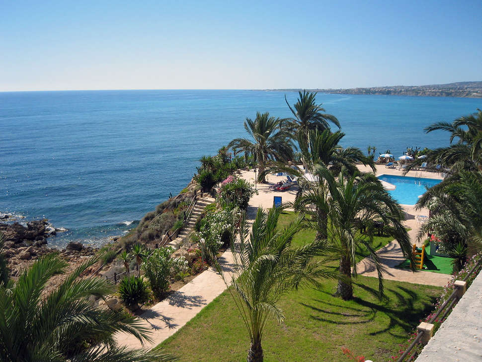 Een foto van het zwembad bij Vrachia Beach Hotel & Suites