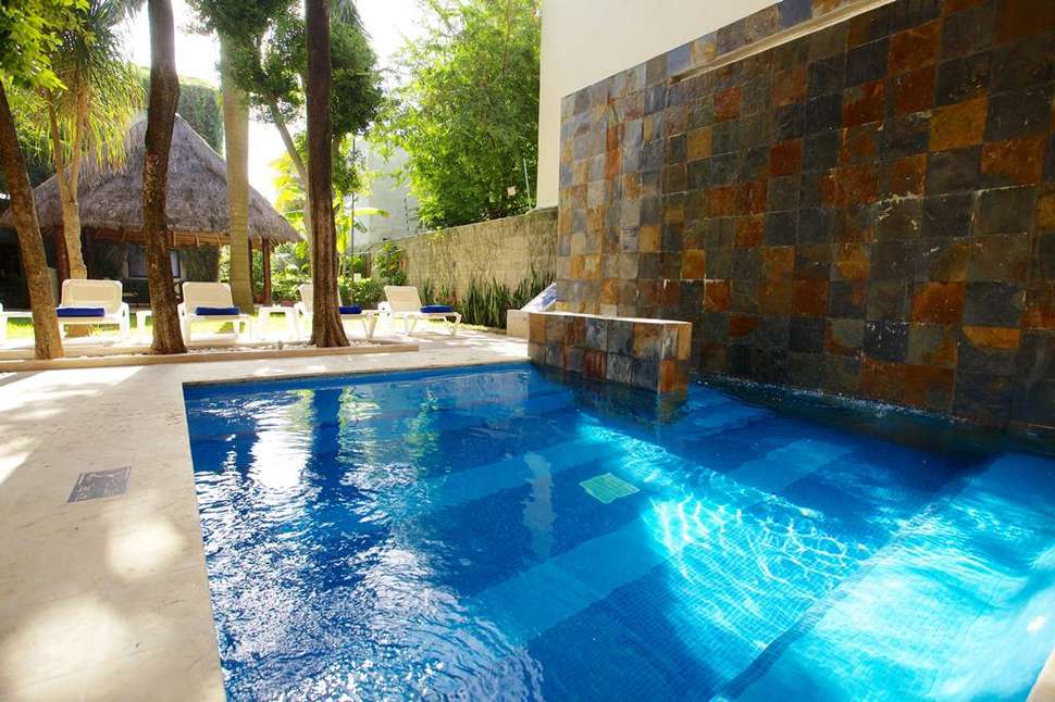 Een foto van het zwembad bij Tukan Hotel Playa del Carmen