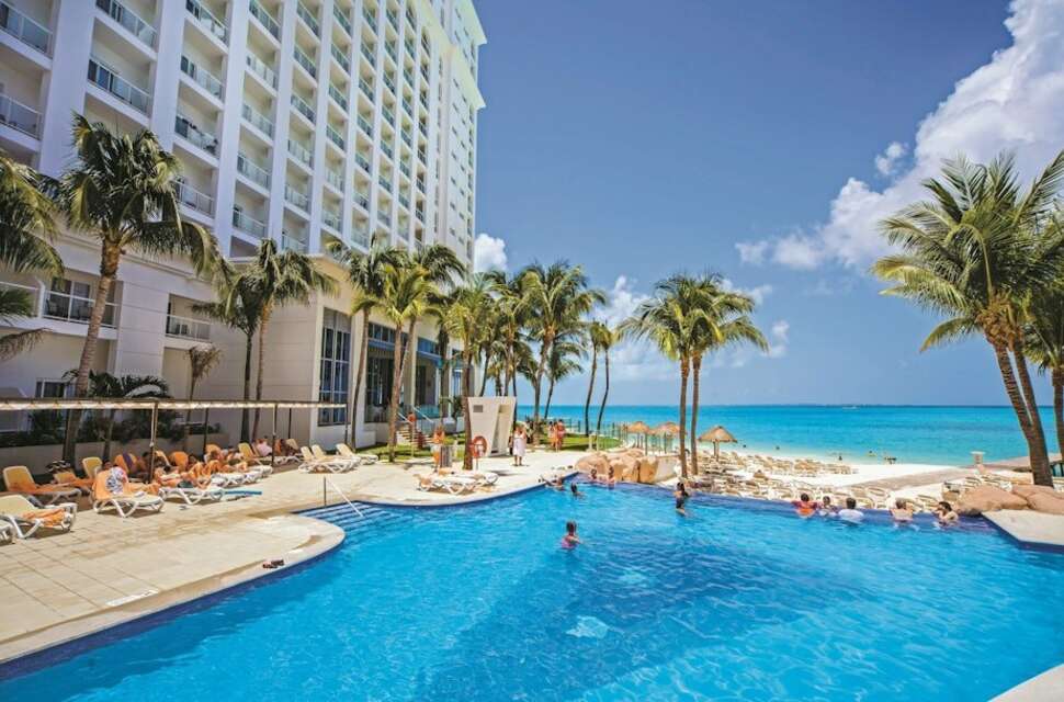 Een foto van het zwembad bij Riu Cancun