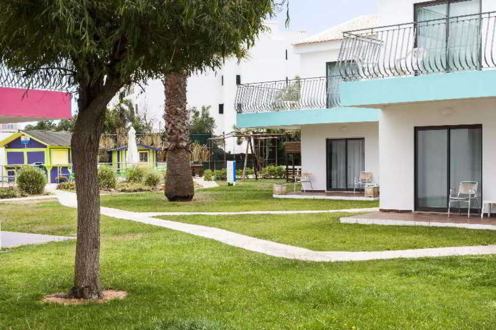 Een foto van de buitenkant van Bayside Salgados Appartementen