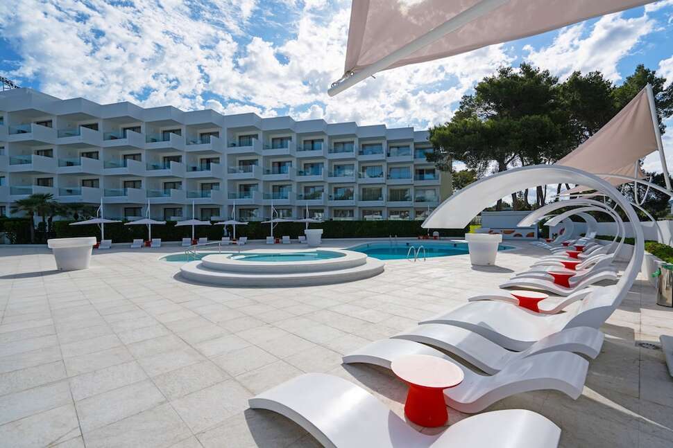 Een foto van het zwembad bij THB Naeco Ibiza