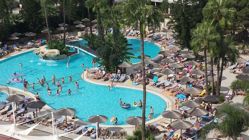 Ein Foto vom Pool im Atlantica Oasis Hotel