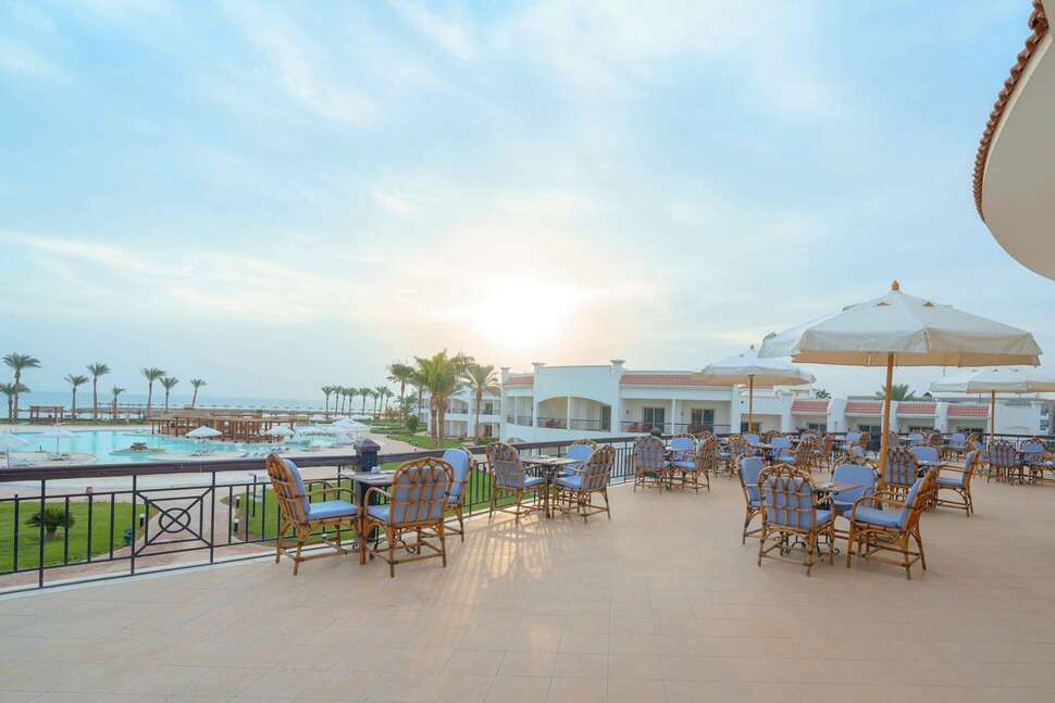 Een foto van het terras bij Sunrise Alma Bay Resort