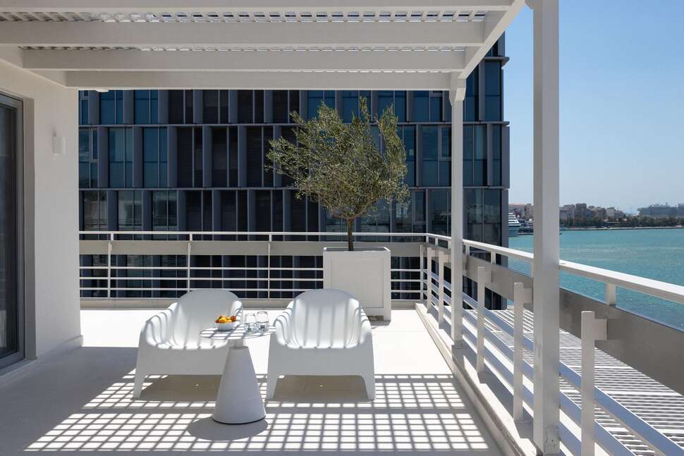 Een foto van Port Tower Piraeus