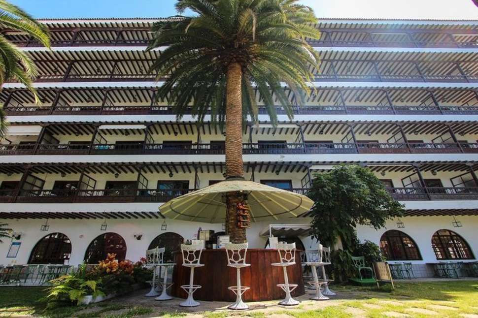 Een foto van het terras bij Coral Teide Mar