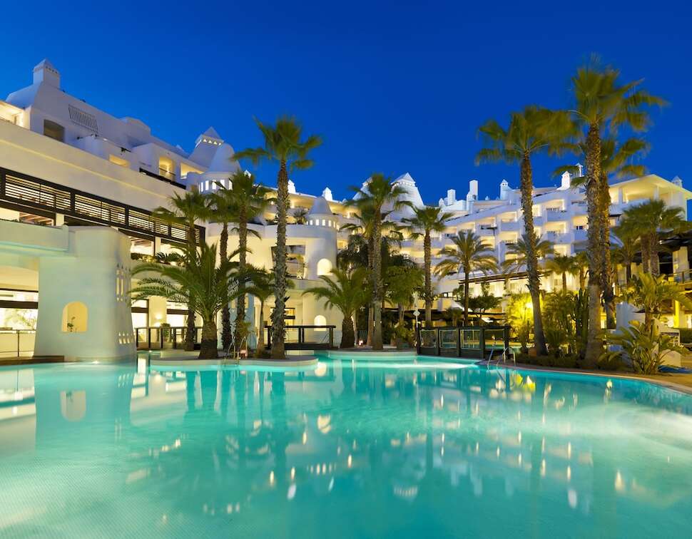 Ein Foto vom Pool im H10 Estepona Palace