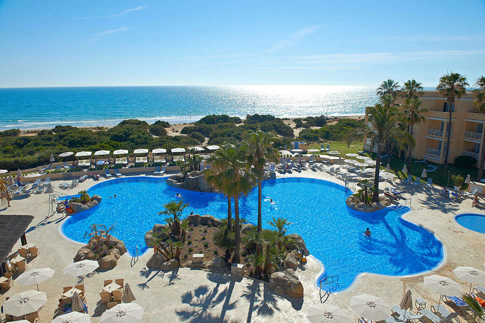 Een foto van het zwembad bij TUI Blue Playa la Barrosa