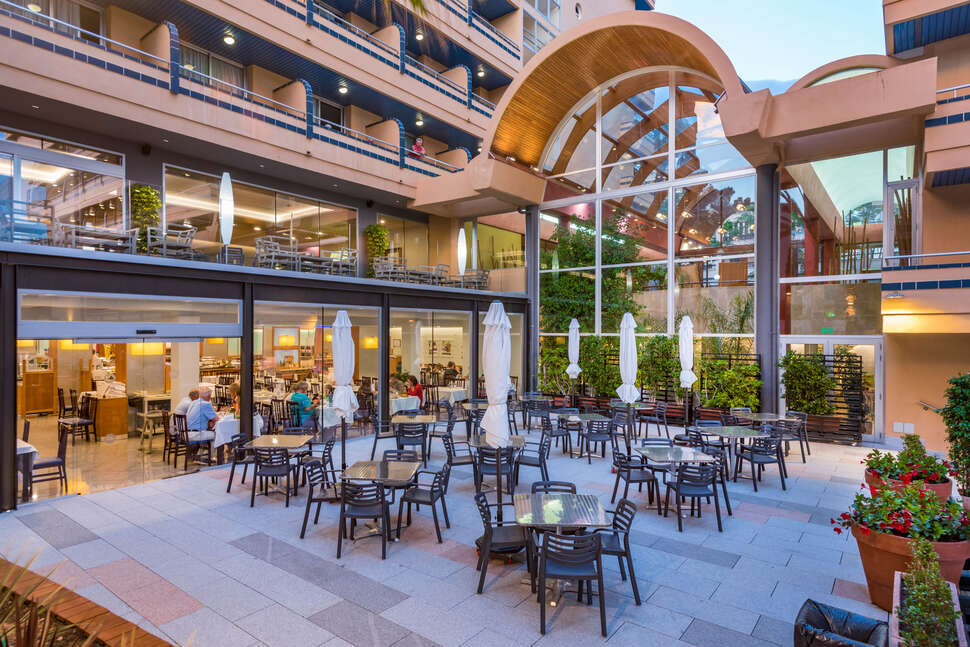 Een foto van het terras bij 4R Hotel Playa Park