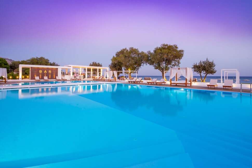 Een foto van het zwembad bij Kamari Plus Hotel