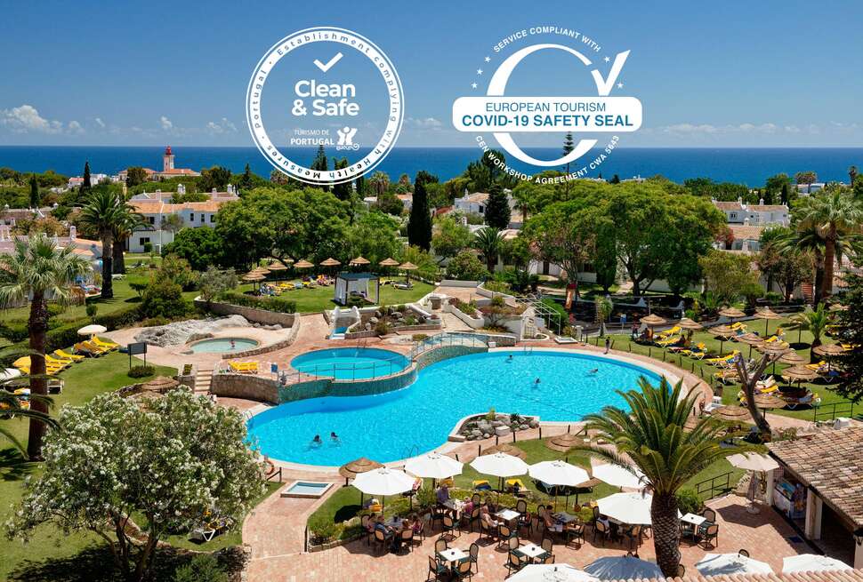 Een foto van het zwembad bij Rocha Brava Resort