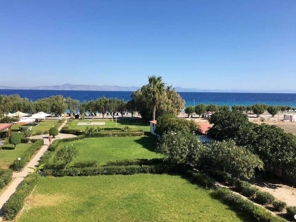 Een foto van het terras bij Bayside Hotel Katsaras