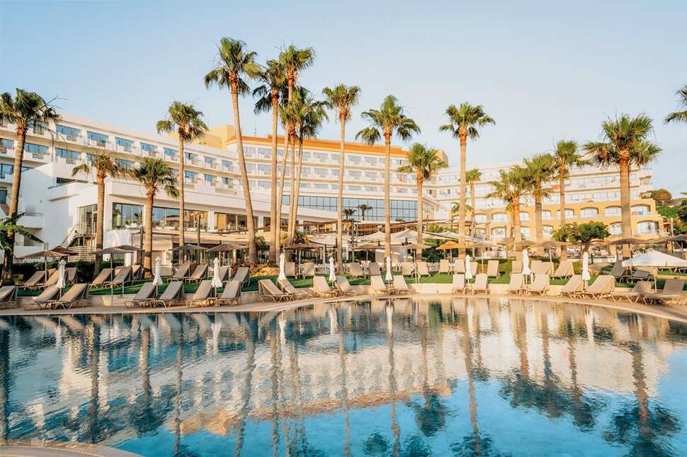 Een foto van het zwembad bij St. George Hotel Spa & Beach Resort