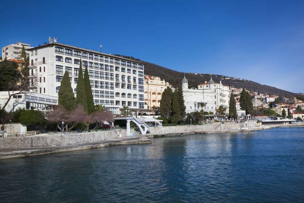 Een foto van de buitenkant van Remisens Hotel Kristal