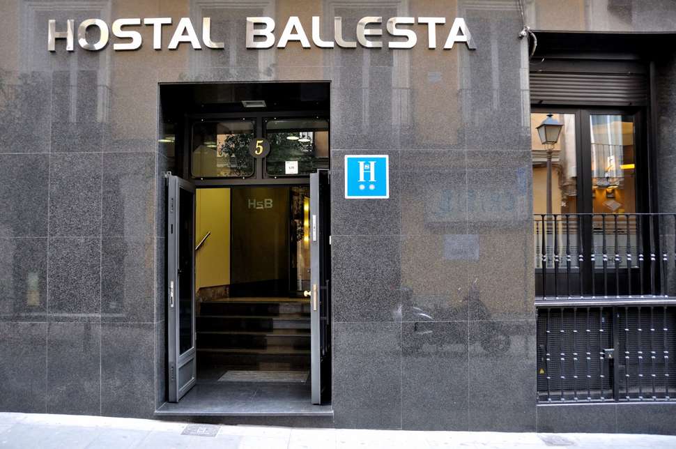 Ein Foto von der Außenansicht des Hostal Ballesta